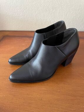 VINCE HAMILTON BLACK LEATHER MID-HEEL ANKLE BOOTIE SIZE 7